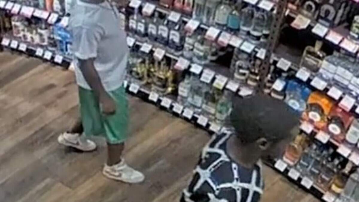 The Broward Sheriff’s Office released security camera footage detectives say shows men grabbing bottles from a liquor store and walking out without paying. The Broward Sheriff’s Office released security camera footage detectives say shows men grabbing bottles from a liquor store and walking out without paying.